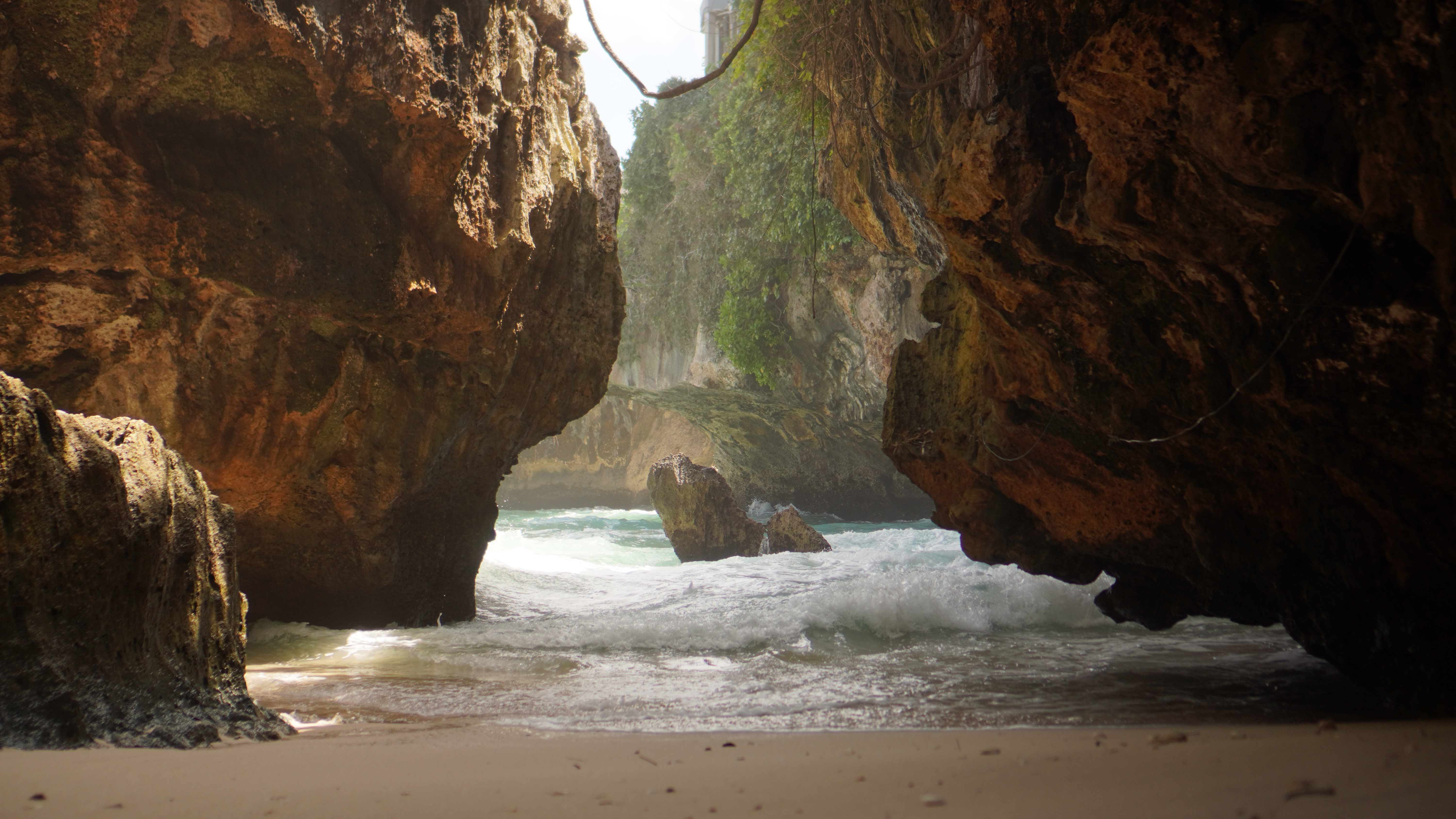 Reisfoto Joris surfspot tussen de kliffen